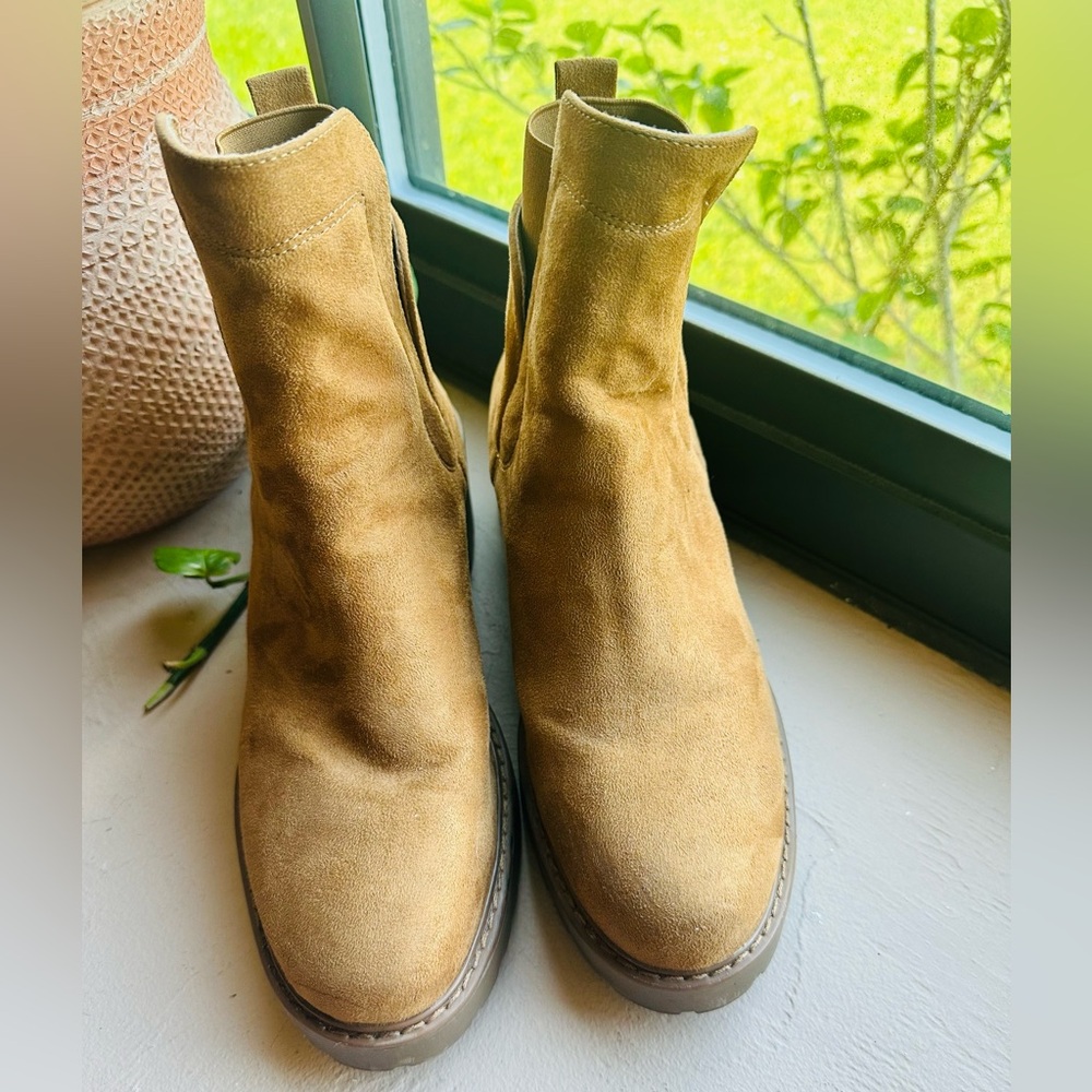 Rock and Candy Faux Suede Tan Combat Chelsea Boots Size 8.5